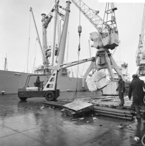 Haven van Rotterdam laden en lossen van schepen, Bestanddeelnr 922-0812