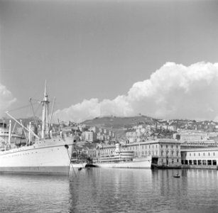 Haven van Genua en de omliggende bebouwing vooraan links het schip de Kedmah, Bestanddeelnr 255-0018