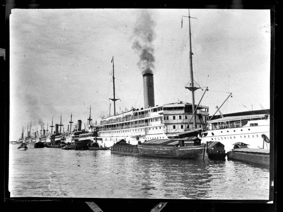Haven van Tandjong Priok Vooraan ligt de S.S. Melchior Treub, Bestanddeelnr 935-3123
