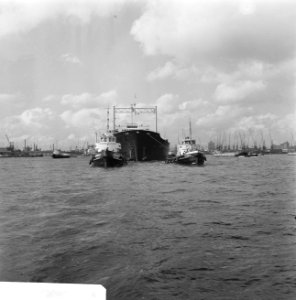 Havengezichten Rotterdam, sleepboten verhalen supertanker in de Waalhaven, Bestanddeelnr 918-1731