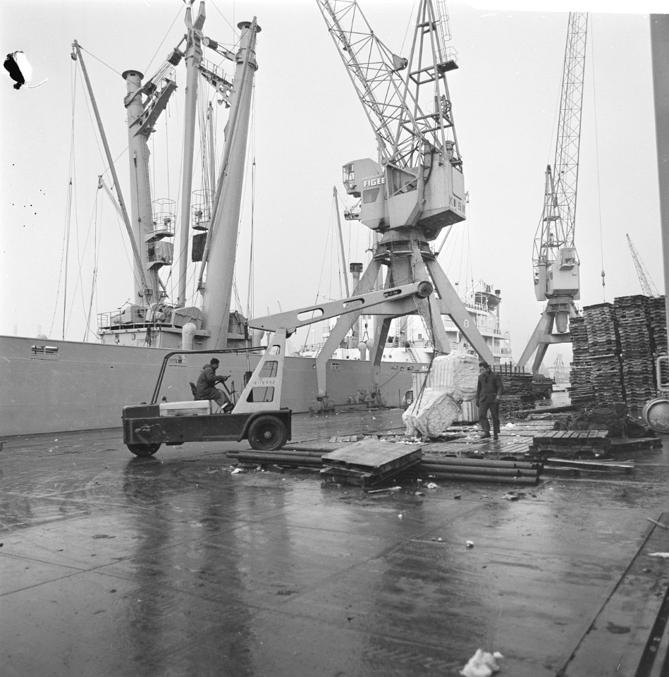 Haven van Rotterdam laden en lossen van schepen, Bestanddeelnr 922-0819