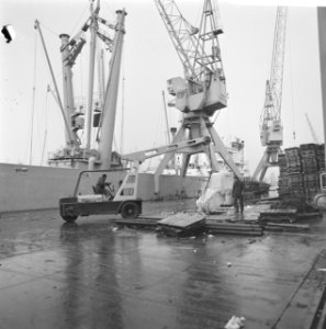 Haven van Rotterdam laden en lossen van schepen, Bestanddeelnr 922-0819