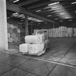 Haven van Rotterdam laden en lossen van schepen, Bestanddeelnr 922-0817