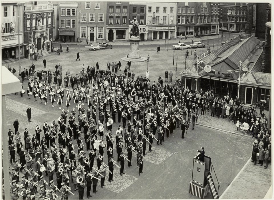 Harmonie en fanfarekorpsen spelen op de Grote Markt t.g.v. de opening na reconstructie van het plein als voetgangersdomein. NL-HlmNHA 54003072