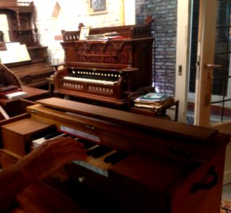 Harmonium Museum Paasloo - klein harmonium met slinger 2 (cropped)