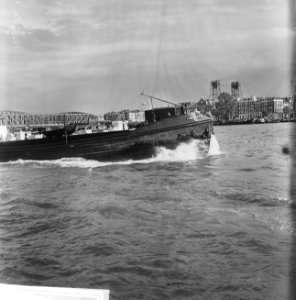 Havengezichten Rotterdam, scheepvaartverkeer achtergrond Maasbruggen, Bestanddeelnr 918-1751