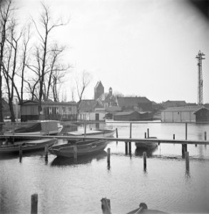 Haven van Grouw met enkele boten op de achtergrond het dorp, Bestanddeelnr 191-0664