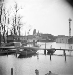 Haven van Grouw met enkele boten op de achtergrond het dorp, Bestanddeelnr 191-0664 photo