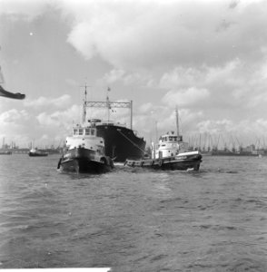 Havengezichten Rotterdam, sleepboten verhalen supertanker in de Waalhaven, Bestanddeelnr 918-1732