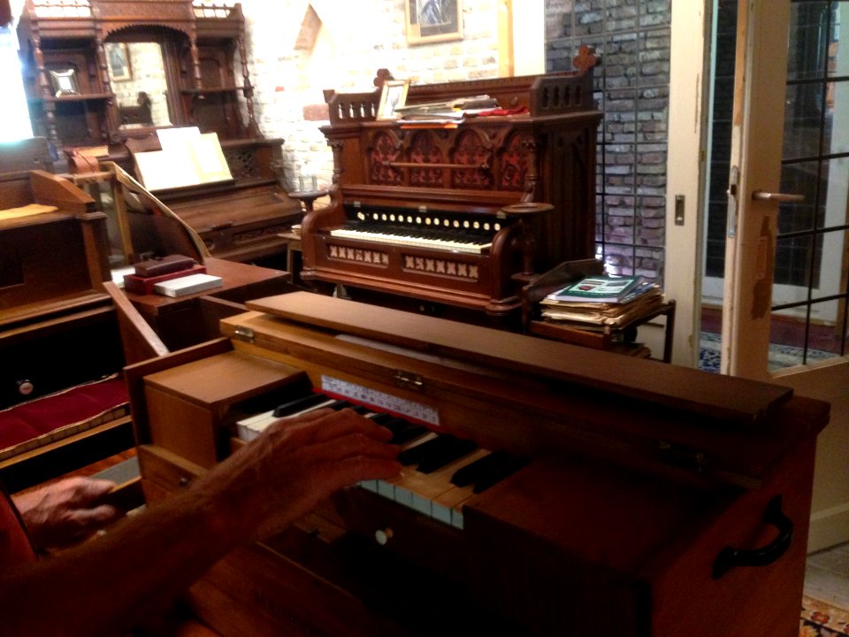 Harmonium Museum Paasloo - klein harmonium met slinger 2