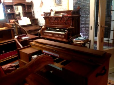 Harmonium Museum Paasloo - klein harmonium met slinger 2