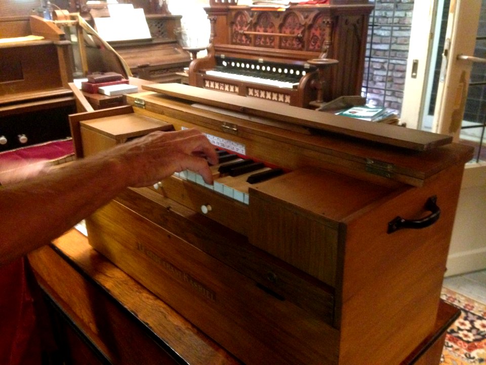 Harmonium Museum Paasloo - klein harmonium met slinger 1