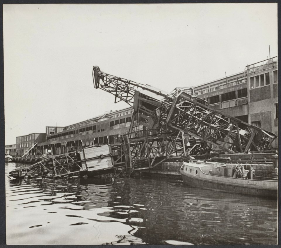 Haven van Amsterdam. De ruïne langs de kade. Vrijwel alle kranen en haveninstall, Bestanddeelnr 31001 008