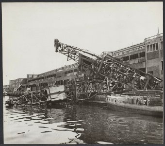 Haven van Amsterdam. De ruïne langs de kade. Vrijwel alle kranen en haveninstall, Bestanddeelnr 31001 008