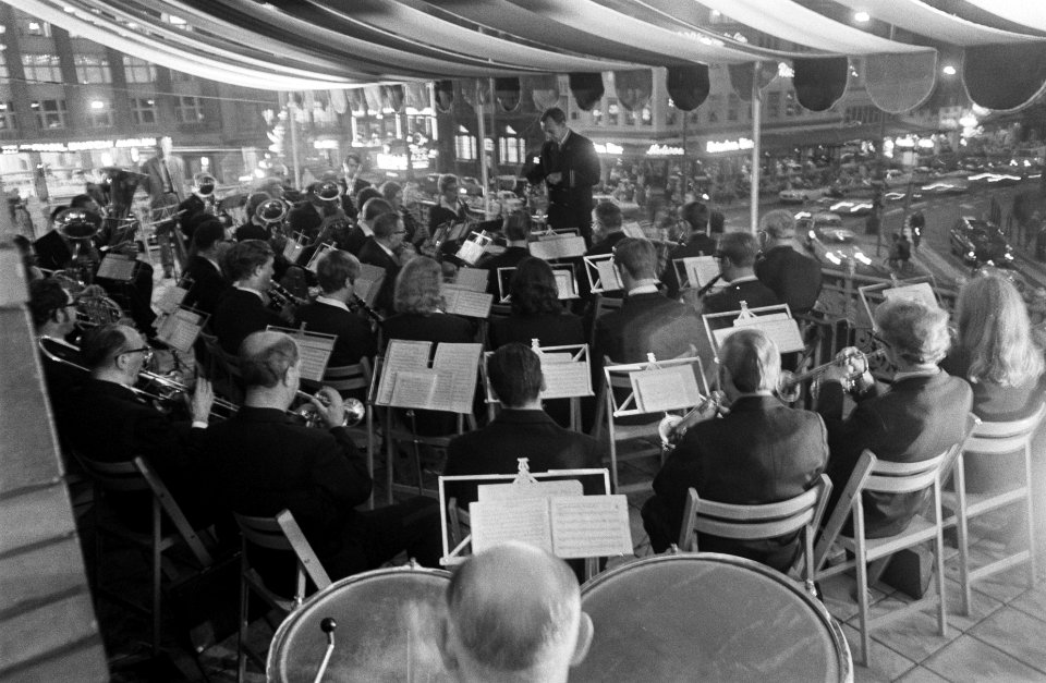 Harmonie-orkesten musiceren op de peristyle van de Stadsschouwburg Amsterdam t.g, Bestanddeelnr 922-7924