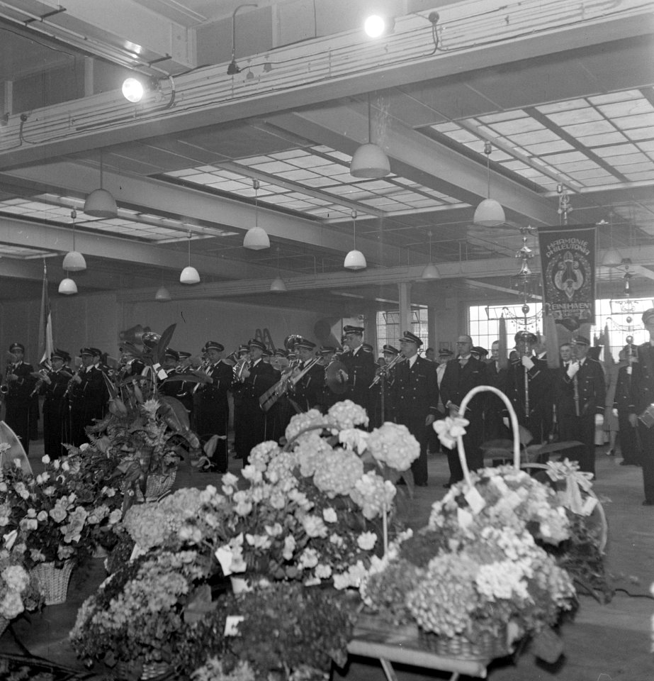 Harmonie Phileutonia tijdens uitvoering met op de voorgrond bloemstukken, Bestanddeelnr 255-8524