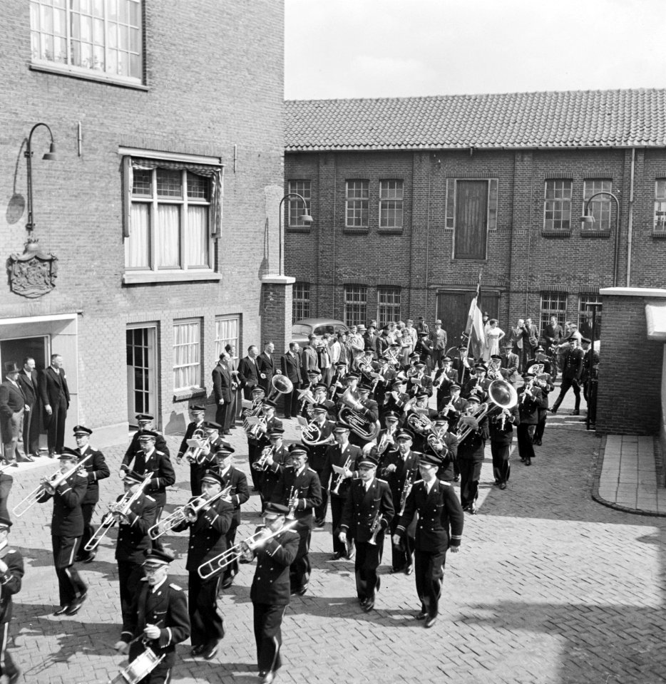 Harmonie Phileutonia marcherend, uiterst links met hoge hoed fabrieksdirecteur J, Bestanddeelnr 255-8537