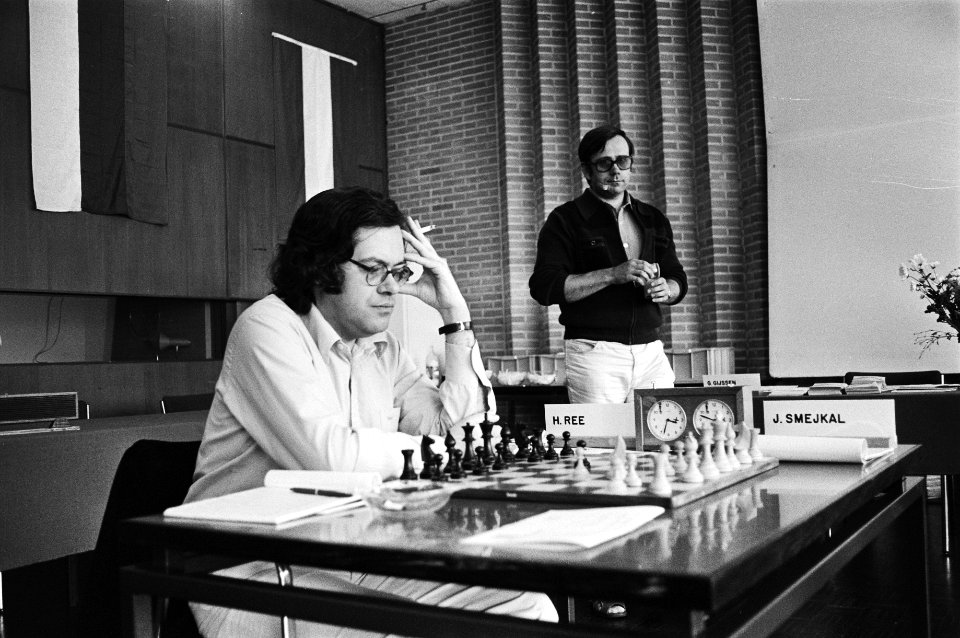Hans Ree, toekijkend Smejkal (r), Bestanddeelnr 930-3623