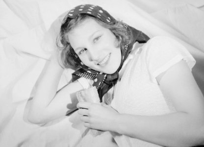 Hans poserend met hoofddoek, sandwich in de hand, Bestanddeelnr 255-8678