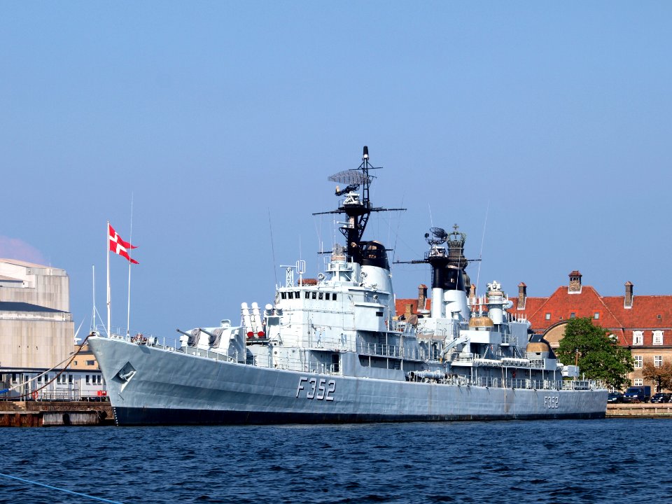 HDMS Peder Skram (F352) pic2