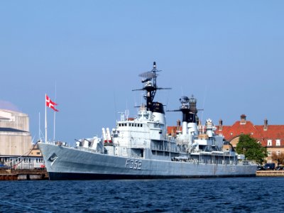 HDMS Peder Skram (F352) pic2