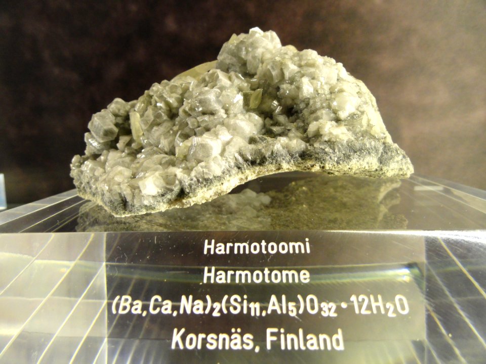 Harmotome - Mineral Cabinet (Arppeanum) - DSC05502