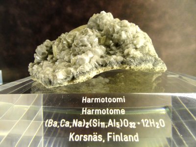 Harmotome - Mineral Cabinet (Arppeanum) - DSC05502