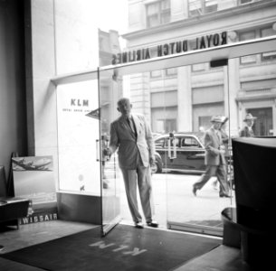 Hans Martin in de deur van het kantoor van de KLM in New York, Bestanddeelnr 254-2283