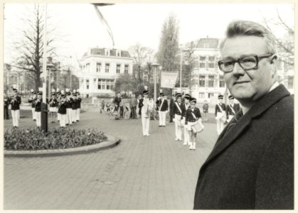 Harmonie 'De Spaarnebazuin' brengt de nieuwe Commissaris van de Koningin, drs. R.J. de Wit een aubade op het voorplein van het Provinciehuis aan de Dreef. NL-HlmNHA 54004822
