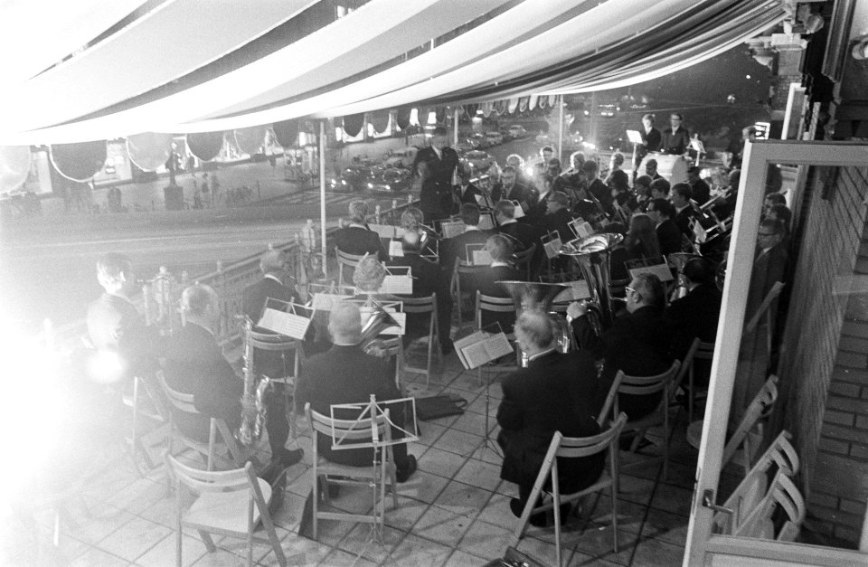 Harmonie-orkesten musiceren op de peristyle van de Stadsschouwburg Amsterdam t.g, Bestanddeelnr 922-7925