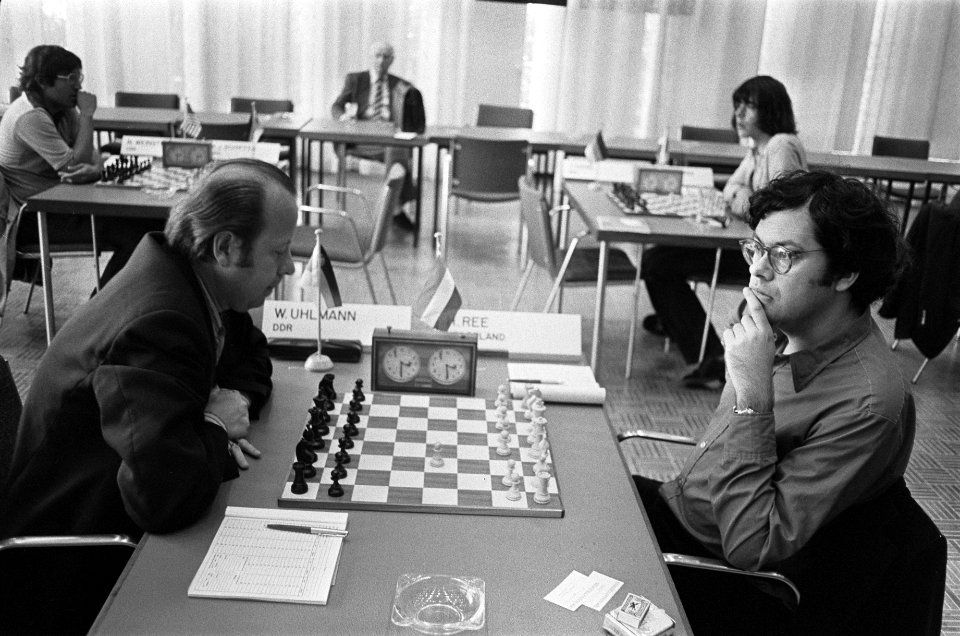 Hans Ree (r) tegen Wolfgang Uhlmann, Bestanddeelnr 928-0449