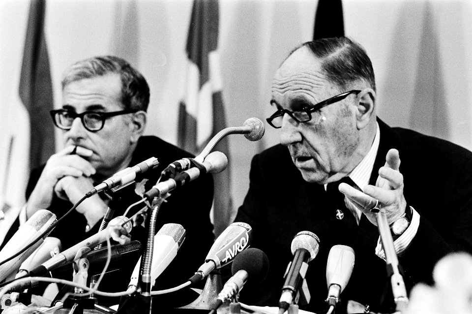 Harold Brown (l) en Joseph Luns, Bestanddeelnr 930-5411