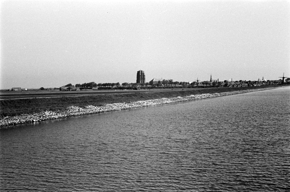 Havenkanaal Zierikzee met zicht op de St. Lievensmonstertoren en molen De Haas, Bestanddeelnr 170-0264
