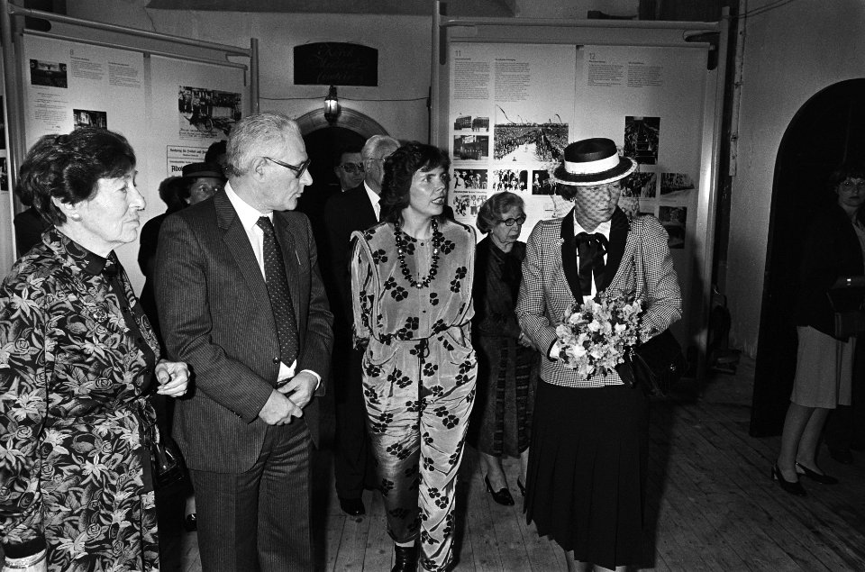 Hare Majesteit opent tentoonstelling De wereld van Anne Frank in de Westerker, Bestanddeelnr 933-3519