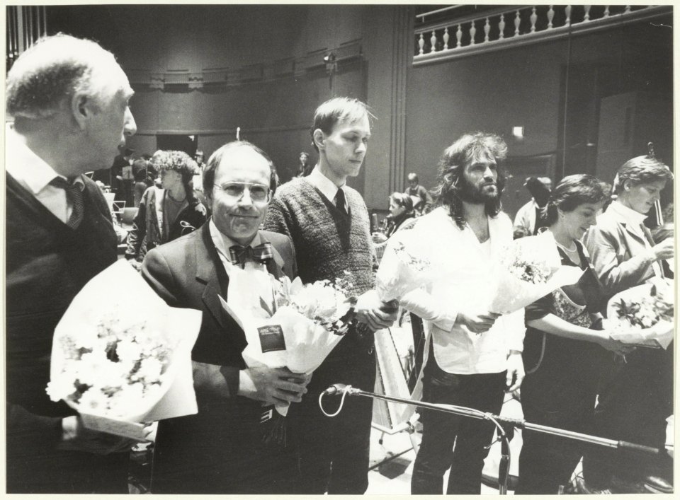 Hans Kox te midden van de dirigenten in het Concertgebouw op Hans Kox dag. NL-HlmNHA 54025902