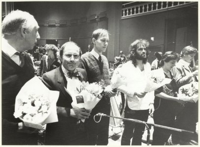 Hans Kox te midden van de dirigenten in het Concertgebouw op Hans Kox dag. NL-HlmNHA 54025902