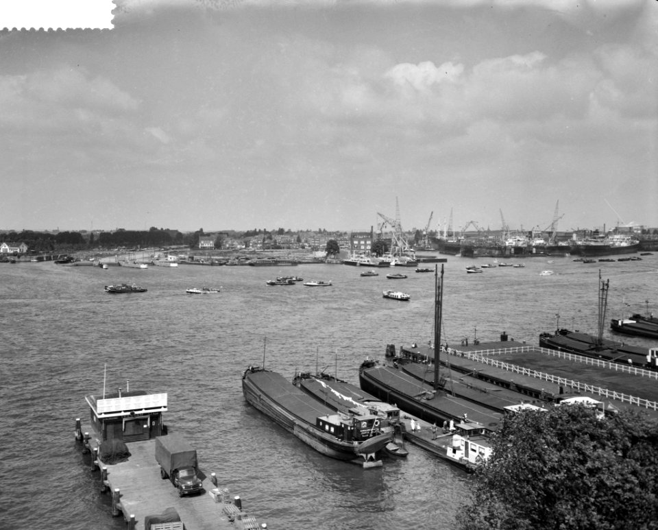 Havenrallye 1959 door haven en grachten van Amsterdam de boten in de haven, Bestanddeelnr 910-4417