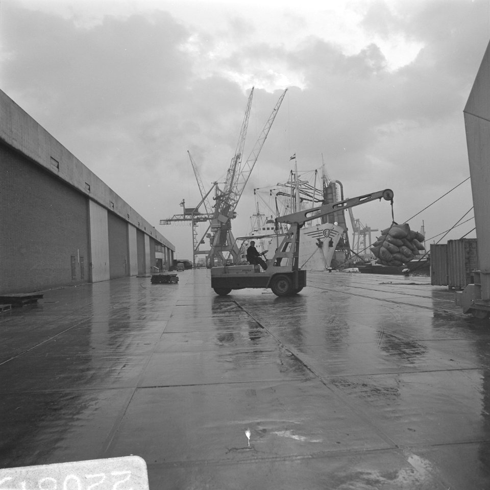 Haven van Rotterdam laden en lossen van schepen, Bestanddeelnr 922-0813