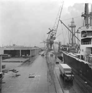 Haven van Rotterdam schip aan de kade, Bestanddeelnr 922-0808