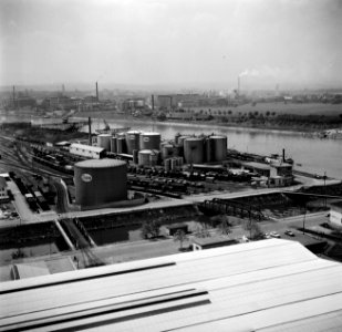 Haven van Bazel-Kleinhüningen met opslagtanks van Esso en BP, gezien vanaf de Si, Bestanddeelnr 254-1270