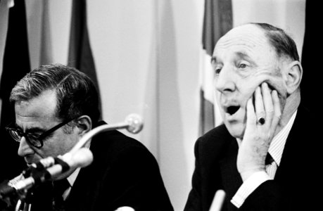Harold Brown (l) en Joseph Luns, Bestanddeelnr 930-5410