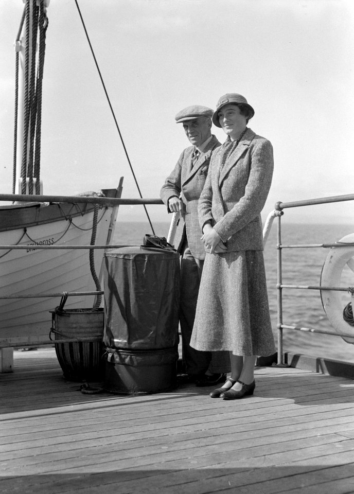 Harold Coman en echtgenote aan boord van het schip Bruarfoss op weg naar het Eur, Bestanddeelnr 190-0484