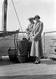 Harold Coman en echtgenote aan boord van het schip Bruarfoss op weg naar het Eur, Bestanddeelnr 190-0484