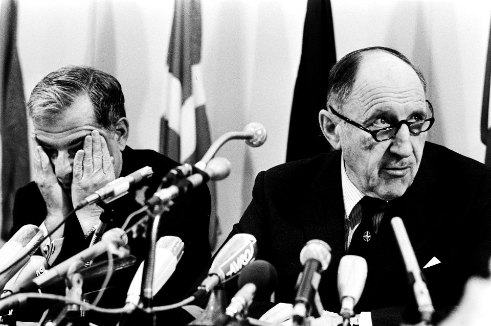 Harold Brown (l) en Joseph Luns, Bestanddeelnr 930-5409