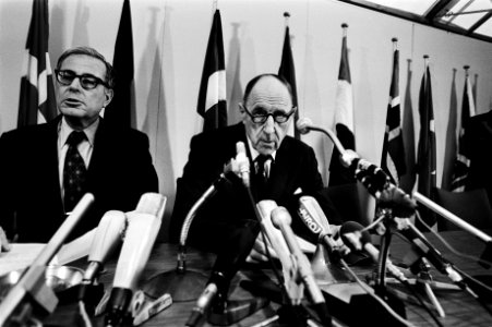Harold Brown (l) en Joseph Luns, Bestanddeelnr 930-5408