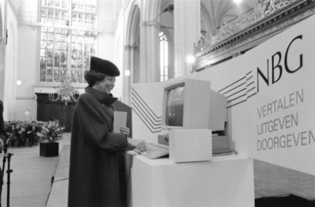 Hare Majesteit staat bij een computer, Bestanddeelnr 934-4244
