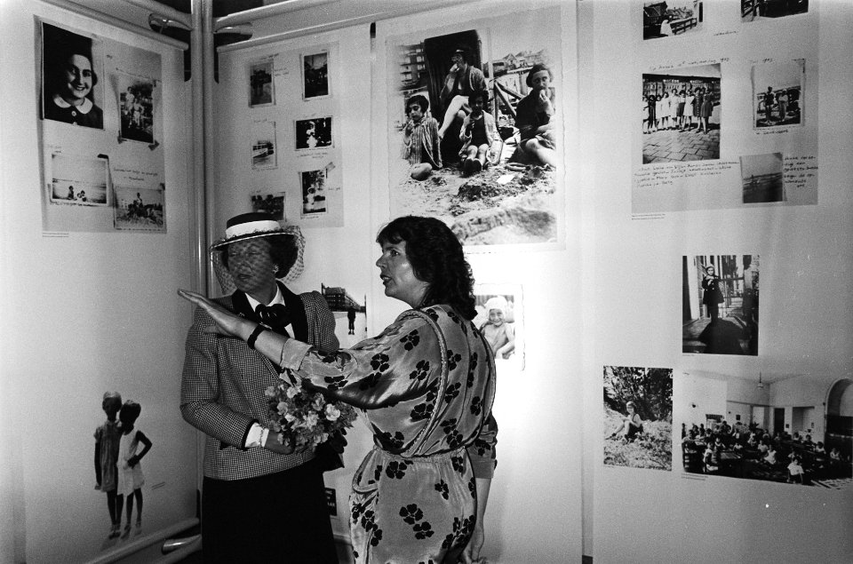 Hare Majesteit opent tentoonstelling De wereld van Anne Frank in de Westerker, Bestanddeelnr 933-3521