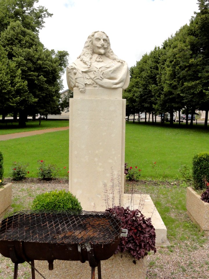 Haroué (M-et-M) buste François de Bassompierre