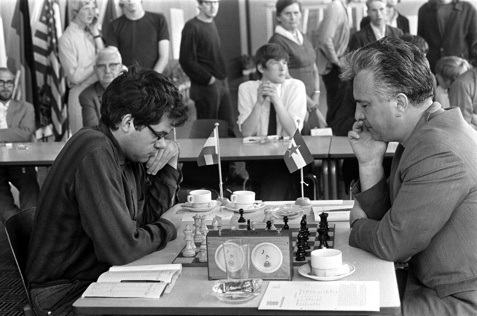 Hans Ree (r) tegen Mato Damjanovic, Bestanddeelnr 922-6539