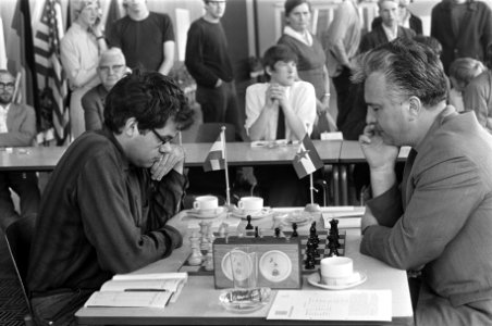 Hans Ree (r) tegen Mato Damjanovic, Bestanddeelnr 922-6539